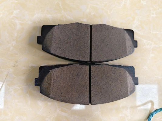 04465-YZZE9 トヨタ・ハイアエスのセラミックブレーキパッドキット LH50 LH60 YH50 YH60 LH55 LH56